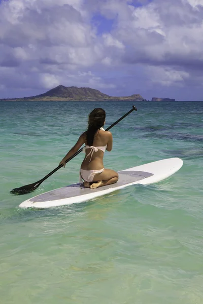 Polynéský dívka na desce standup pádlo — Stock fotografie