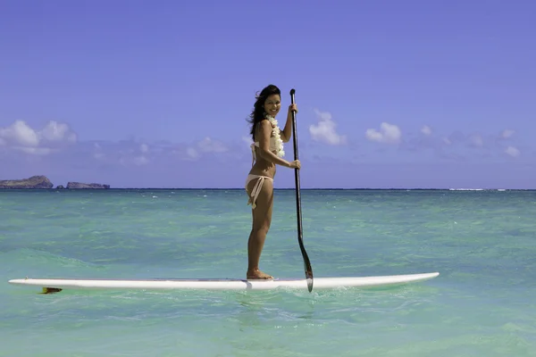 Polinésia menina em um stand-dup paddle board — Fotografia de Stock