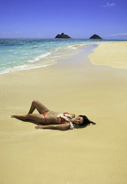 Mooi Polynesische meisje loungen op het zand — Stockfoto