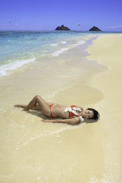 美丽的玻利尼西亚人女孩躺在沙滩上 — 图库照片