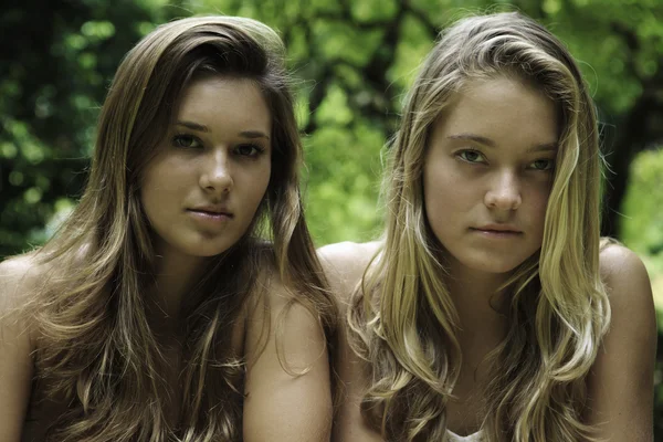 Portret dwóch sióstr na zewnątrz — Zdjęcie stockowe
