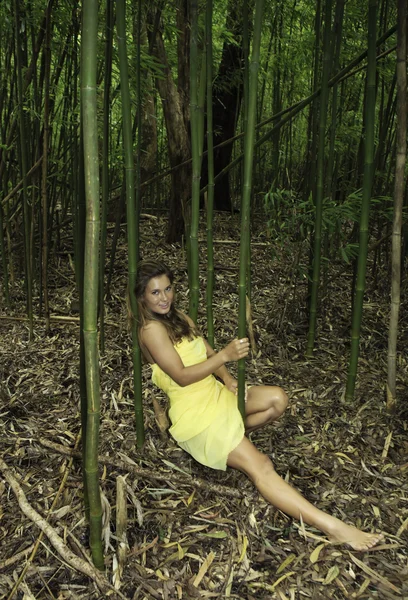Tonårig flicka i en bambuskog — Stockfoto