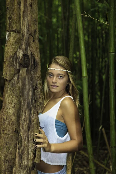 Adolescente en un bosque de bambú —  Fotos de Stock