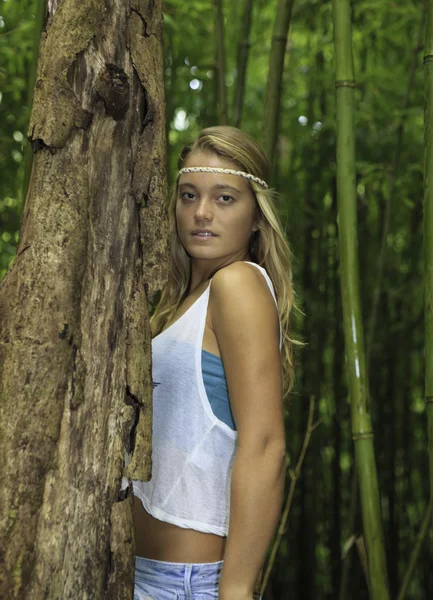 Adolescente em uma floresta de bambu — Fotografia de Stock