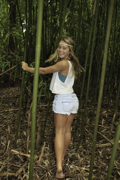Adolescente dans une forêt de bambous — Photo