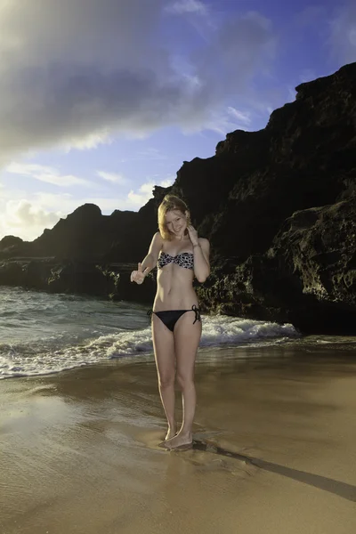 Redhead in een bikini op het strand — Stockfoto