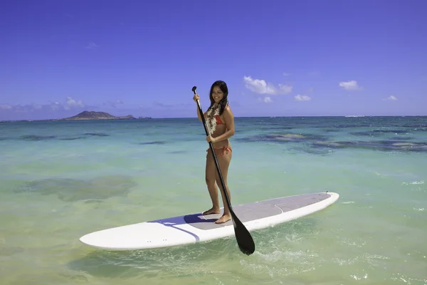Güzel bir Polinezya kız bir standup paddle kurulu — Stok fotoğraf