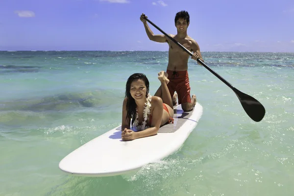 Молодая пара с веслом на Гавайях — стоковое фото
