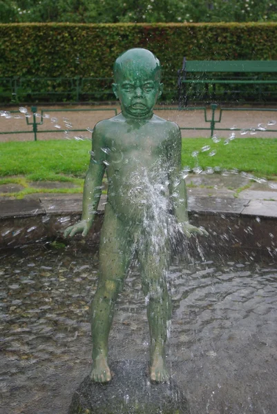Estátua do menino chorando na fonte — Fotografia de Stock