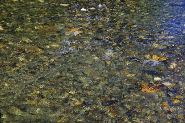 Água limpa no riacho da montanha — Fotografia de Stock