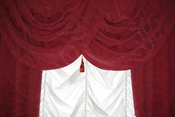 Röd gardin på vit — Stockfoto