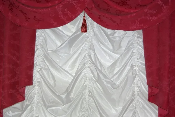 白地に赤いカーテン — ストック写真