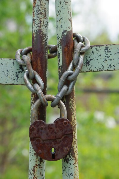 Старый закрытый замок
