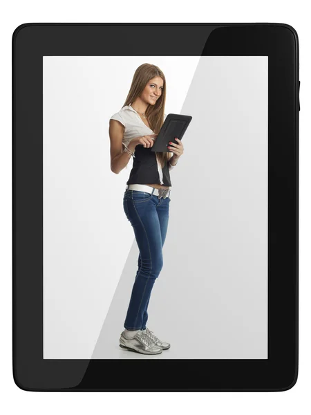 Vacker kvinna kommunicera med tablet PC — Stockfoto