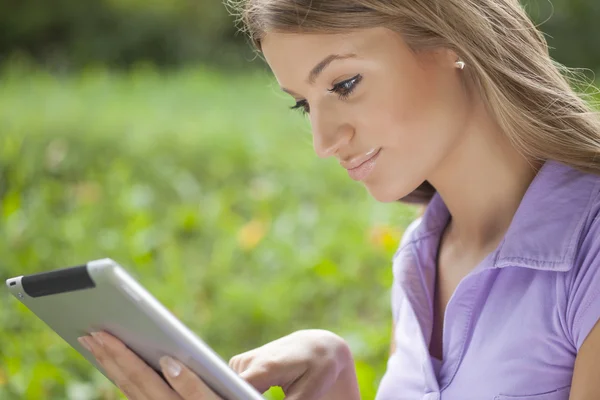 Parkta tablet bilgisayar kullanan kadın — Stok fotoğraf