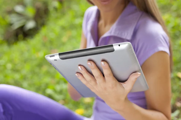 공원에서 태블릿 컴퓨터와 아름 다운 여자 — 스톡 사진