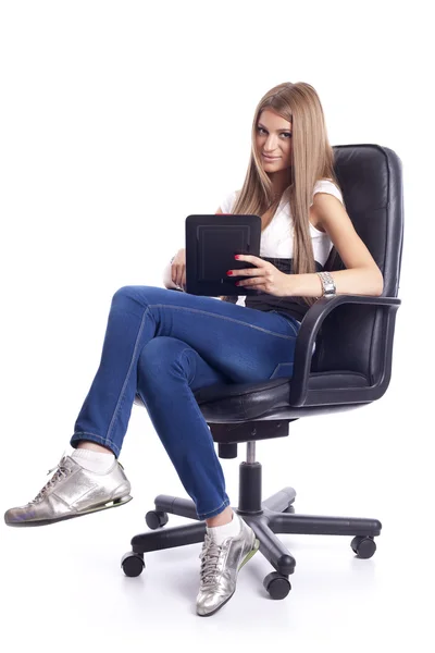 Mulher com computador tablet na cadeira do escritório — Fotografia de Stock