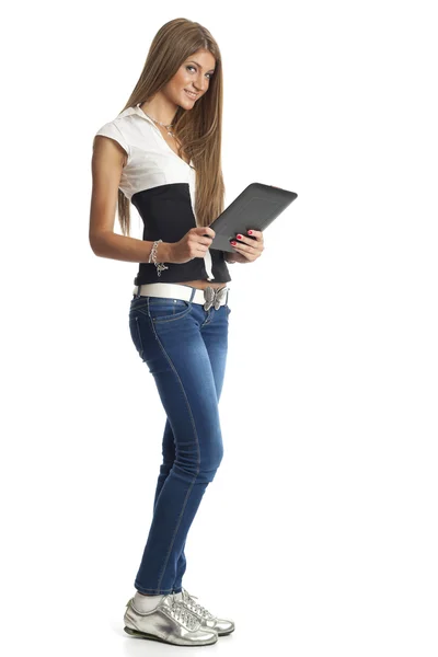 Mulher bonita se comunicar com computador tablet — Fotografia de Stock