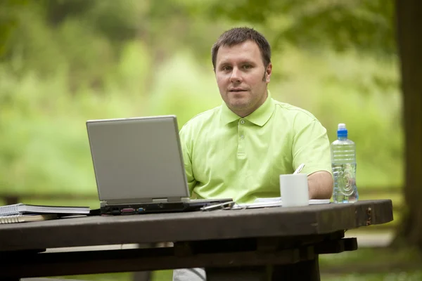 Hombre Trabajando en Open Green Office — Foto de Stock