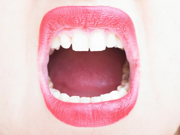 Expresión de ira y labios de boca abierta —  Fotos de Stock