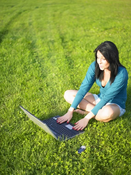 공원에서 노트북을 사용하는 젊은 여자 — 스톡 사진