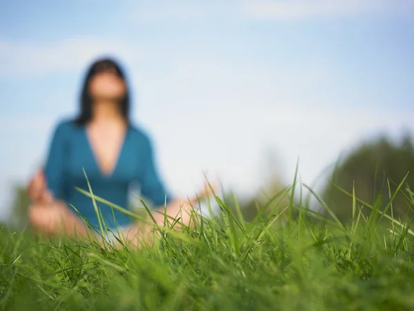 Женщина-йога в парке — стоковое фото