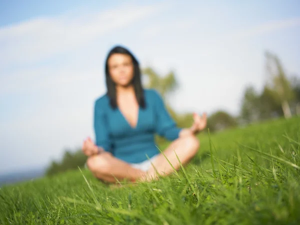Mujer de yoga en el parque — Stockfoto