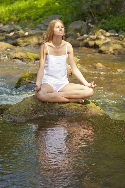 Gyönyörű nő practive jóga a természetben folyó — Stock Fotó