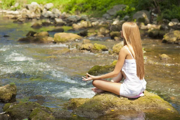 Bella donna Yoga pratico sul fiume in natura — Foto Stock