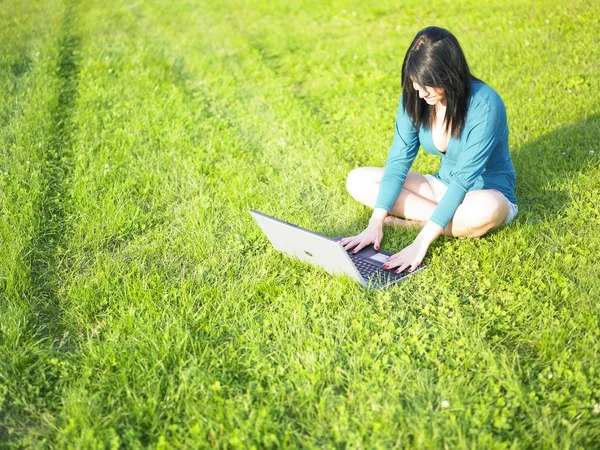 공원에서 노트북을 사용하는 젊은 여자 — 스톡 사진