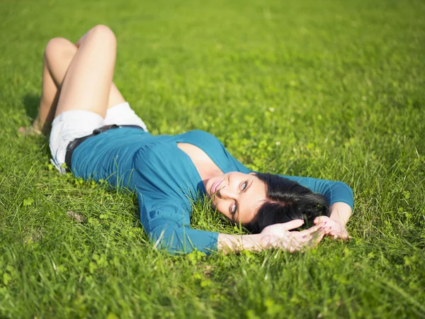 Молодая женщина радость и отдых в парке — стоковое фото