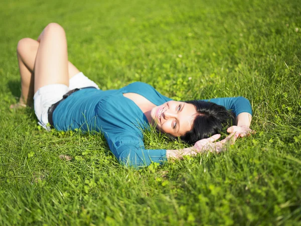 Mladá žena radost a relaxaci v parku — Stock fotografie