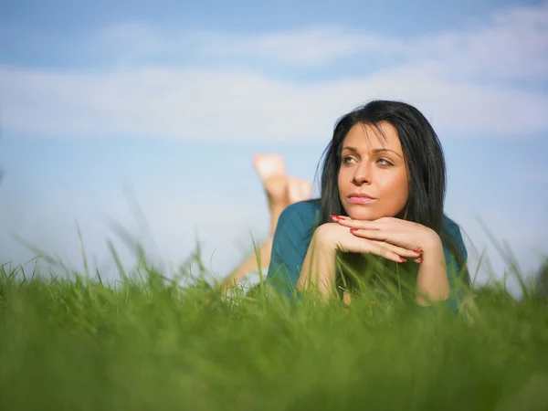 Jovem mulher relaxante no parque — Fotografia de Stock