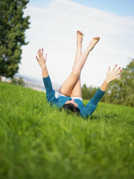 Mladá žena radost a relaxaci v parku — Stock fotografie
