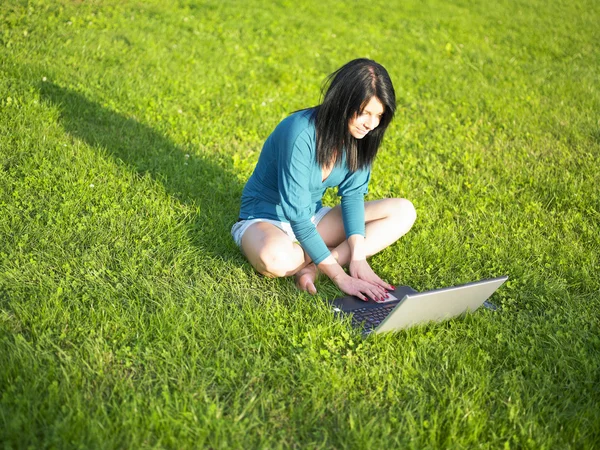 Nő a laptop-park — Stock Fotó