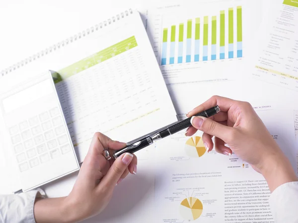 Lápis e análise de dados de negócios — Fotografia de Stock