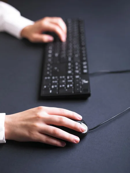 Mujer de negocios escribiendo en el teclado de la computadora —  Fotos de Stock