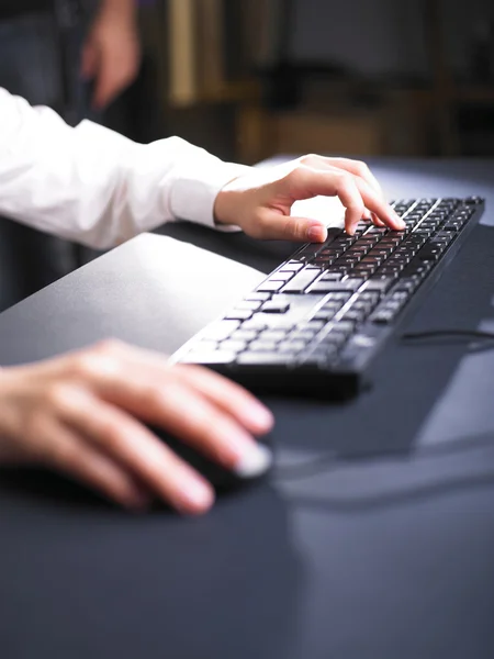 Donna d'affari digitando sulla tastiera del computer — Foto Stock