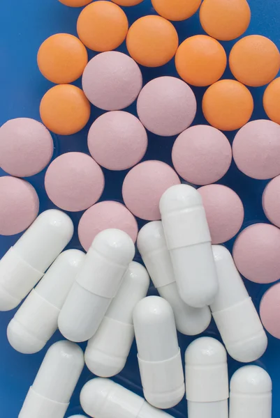 Pillole bianche, rosa e arancioni — Foto Stock
