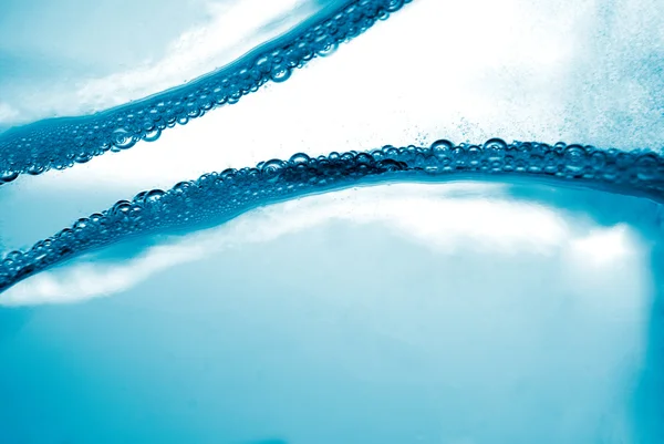 Bolhas de ar em água azul — Fotografia de Stock