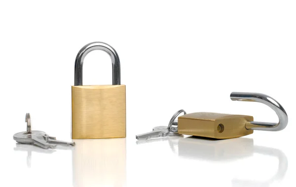 Dvě zlaté bezpečnostní zámky a klíče — Stock fotografie