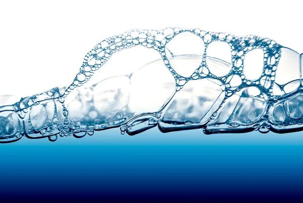 Vzduchové bubliny v modré vodě — Stock fotografie