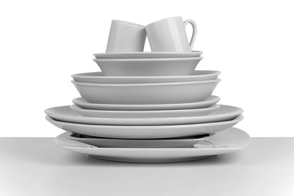Haufen saubere leere Teller und Tassen — Stockfoto