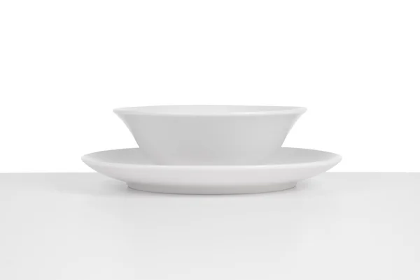 Белая керамическая миска и блюдо — стоковое фото