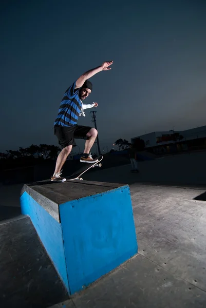 Скейтбордист на слайді — стокове фото
