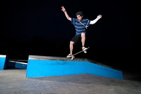 Skateboarder op een dia — Stockfoto