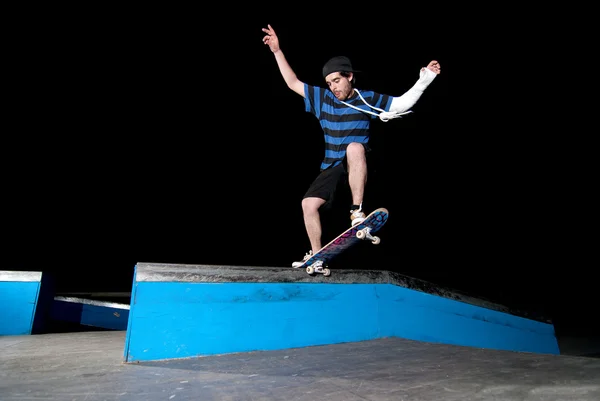 Skateboarder em um slide — Fotografia de Stock