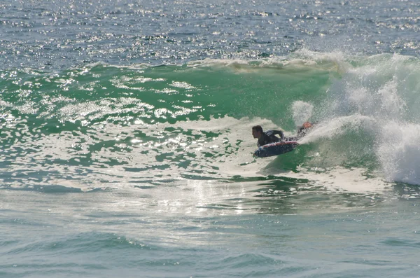 Boarder cuerpo montando una gran ola — Foto de Stock