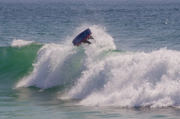 Boarder cuerpo montando una gran ola — Foto de Stock