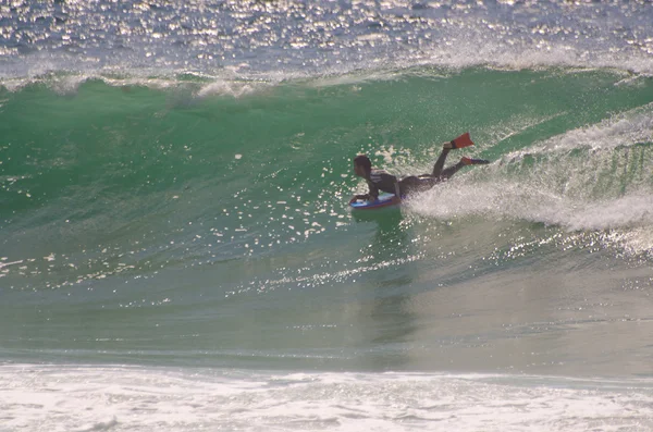 Body boarder montando uma grande onda — Fotografia de Stock